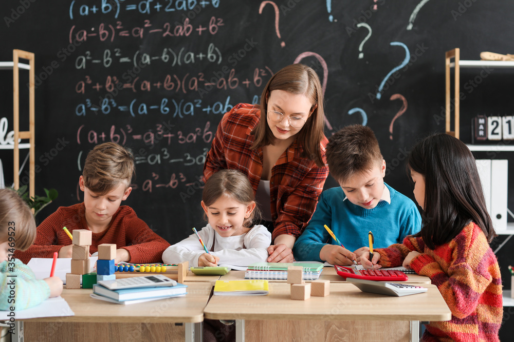 孩子们在课堂上和数学老师一起上课