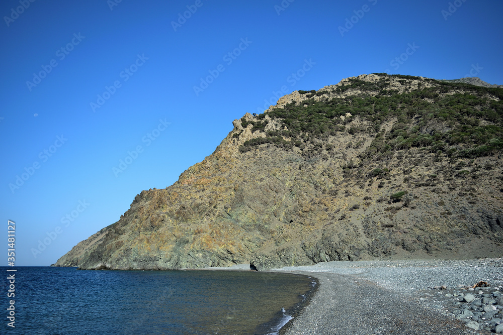 大海的岩石海岸-希腊爱琴海萨莫特拉基萨莫特拉斯岛的野生和美丽的Kipos海滩