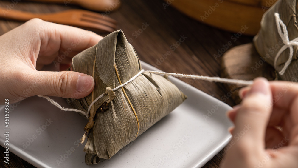 端午节美食-粽子，亚洲年轻女性吃中国传统美食