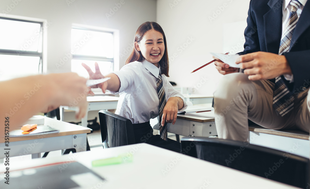 同学们在课堂空闲时间玩得很开心