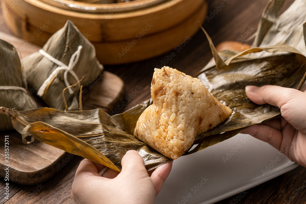 端午节美食-粽子，亚洲年轻女性吃中国传统美食