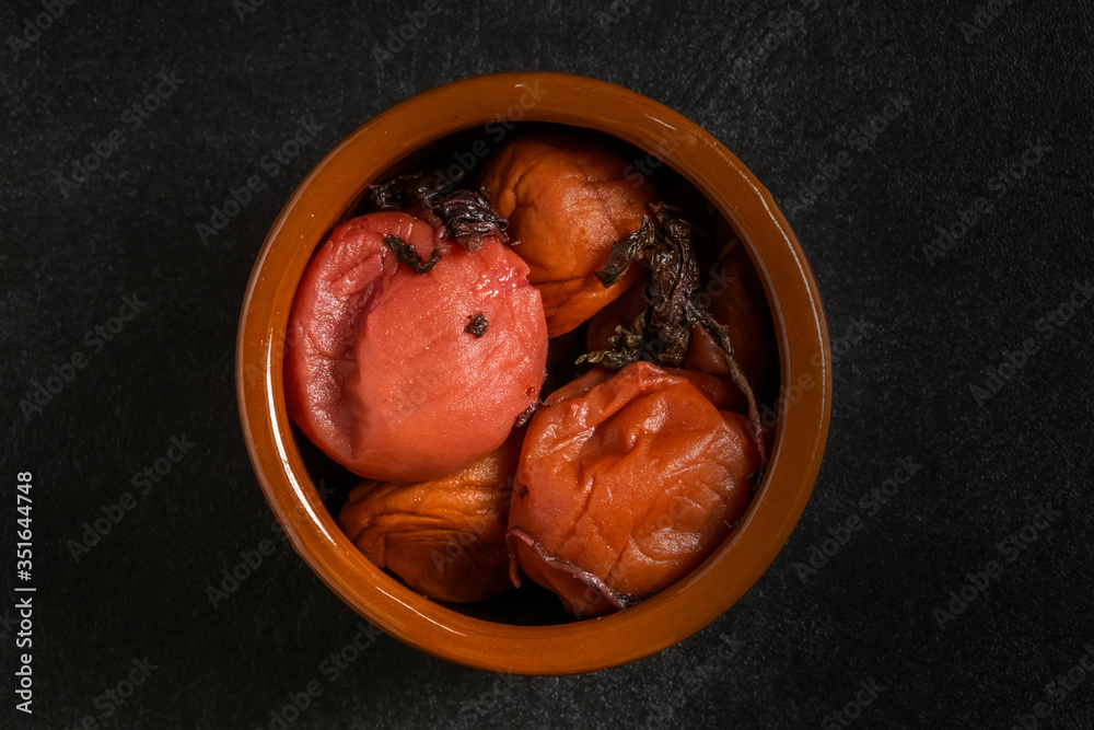 うめぼし　Japanese pickles of sour plums (Umeboshi)