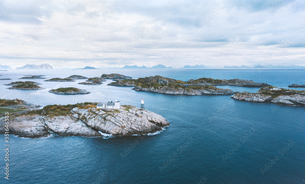 挪威罗弗敦群岛海洋中的灯塔和岛屿鸟瞰无人机景观著名trav