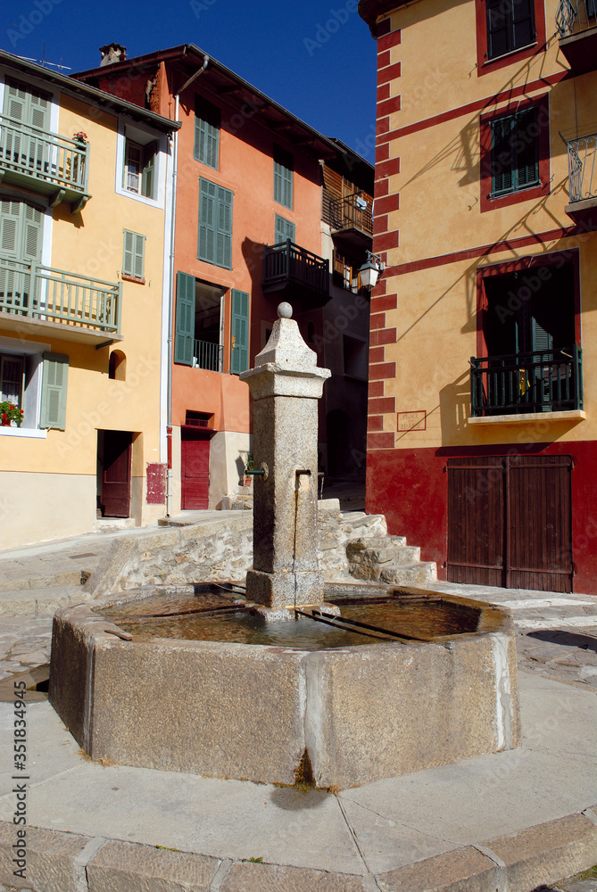 Place de la Frairie dans le village de Saint Martin Vésubie dans le haut pays niçois dans les Alpes 