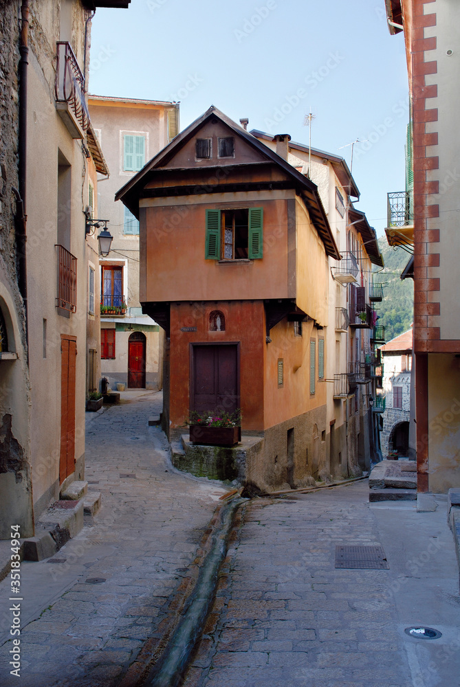 rue Cagnoli dans le village de Saint Martin Vésubie dans le haut pays niçois dans les Alpes Maritime