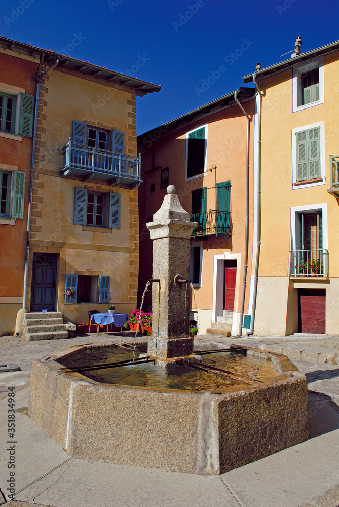 Place de la Frairie dans le village de Saint Martin Vésubie dans le haut pays niçois dans les Alpes 