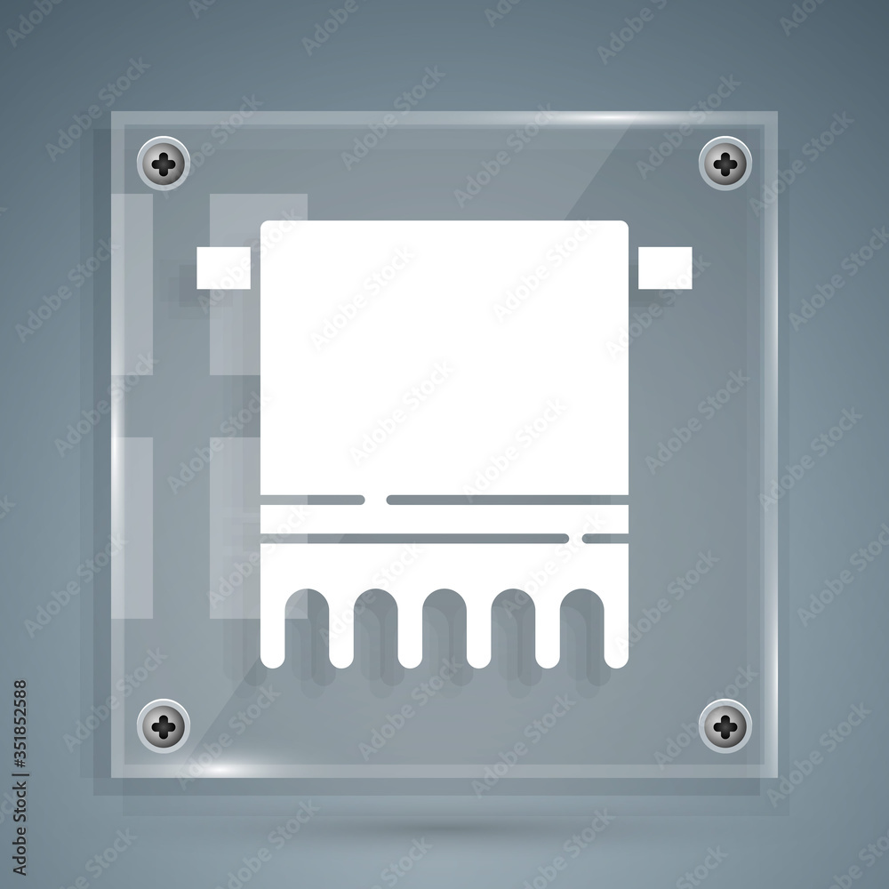 白色毛巾挂在灰色背景上。浴室毛巾图标。方形玻璃面板。