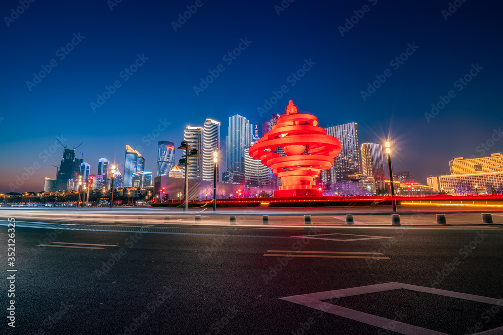 青岛城市建筑的道路与夜景……