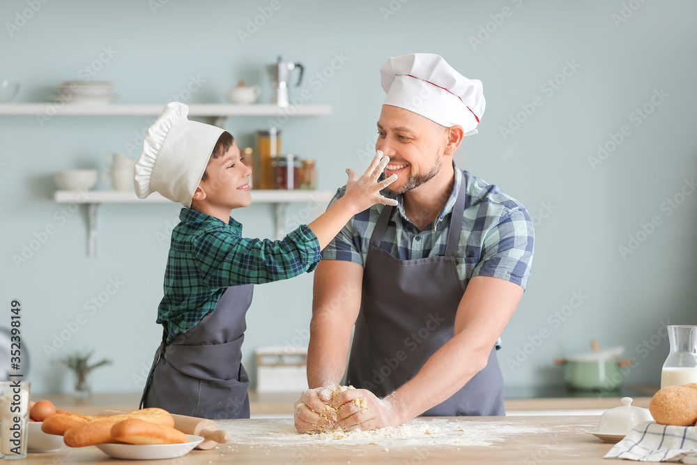 父亲和他的小儿子在厨房做饭