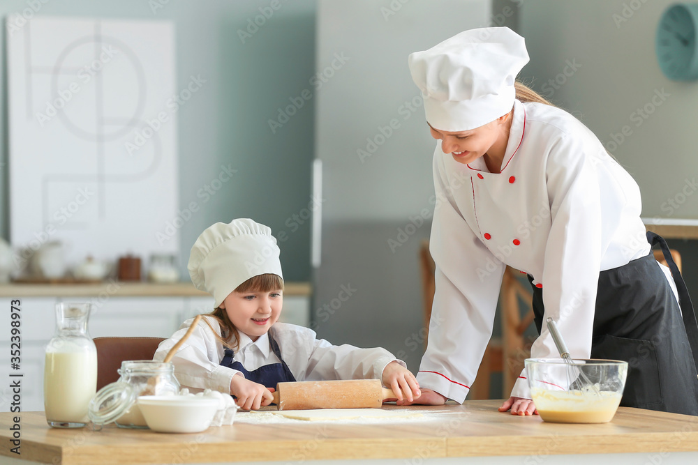 女厨师和她的小女儿在厨房做饭