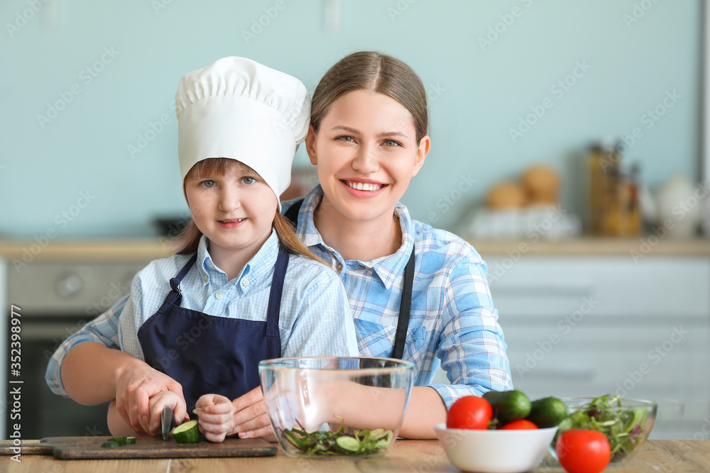 女人和她的小女儿在厨房做饭