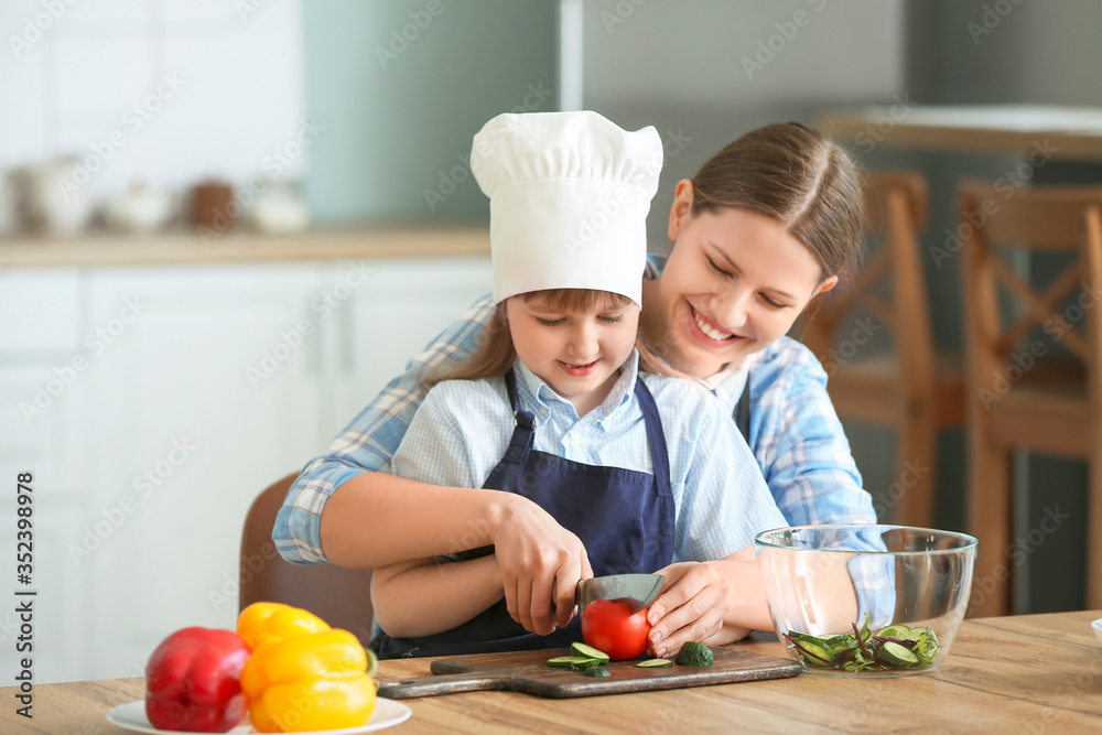 女人和她的小女儿在厨房做饭