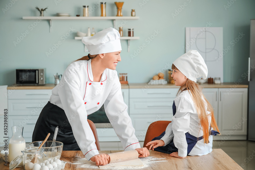 女厨师和她的小女儿在厨房做饭