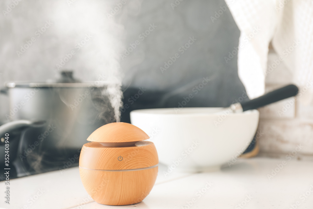 厨房餐桌上的芳香油扩散器