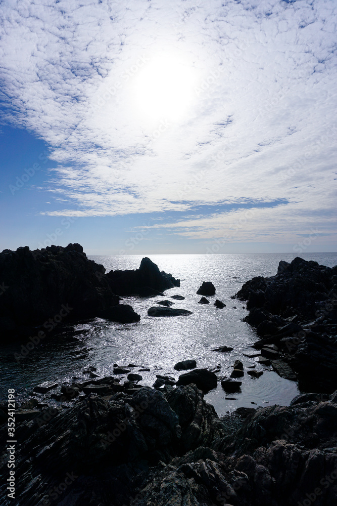 蓝天和岩石海岸