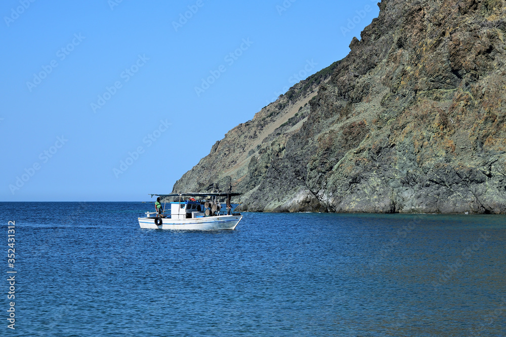 海边的渔船-希腊萨莫特拉基岛基波斯海滩，爱琴海