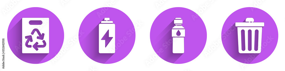设置带回收、电池、水瓶和长阴影垃圾桶图标的纸袋。矢量。