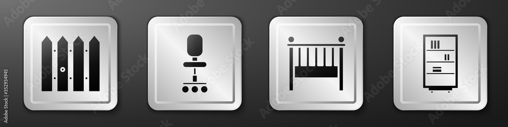 设置花园围栏木制、办公椅、婴儿床摇篮床和图书馆书架图标。银色方形