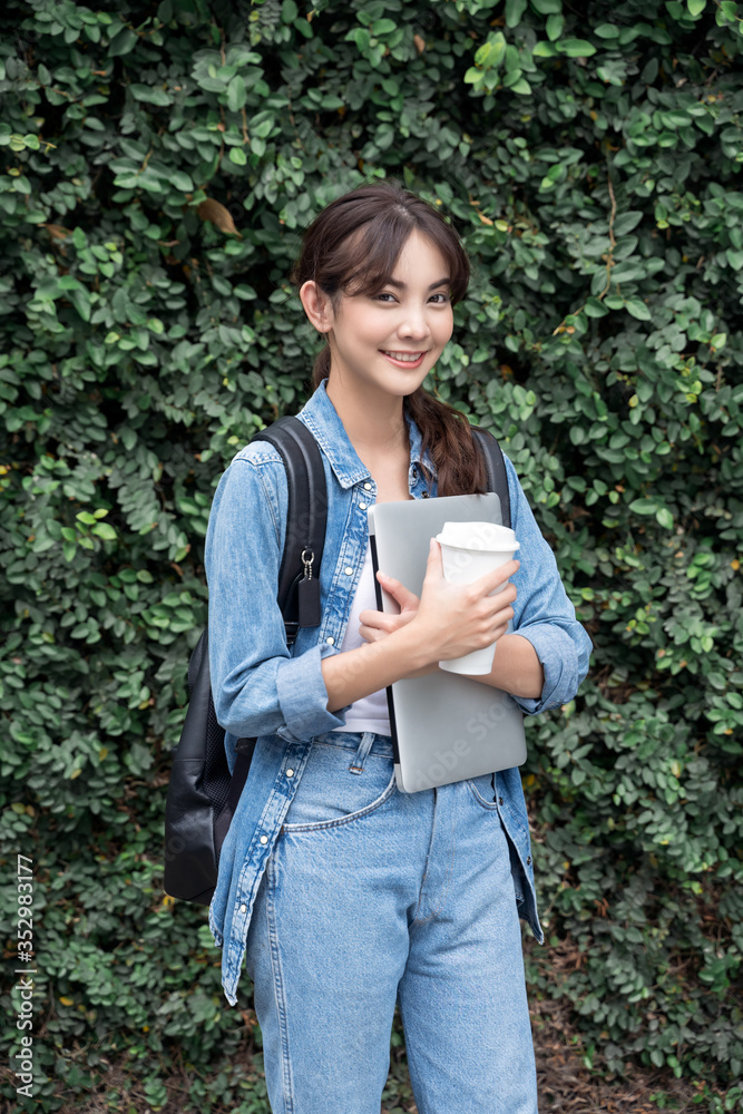 年轻亚洲女学生的肖像。学院青少年大学