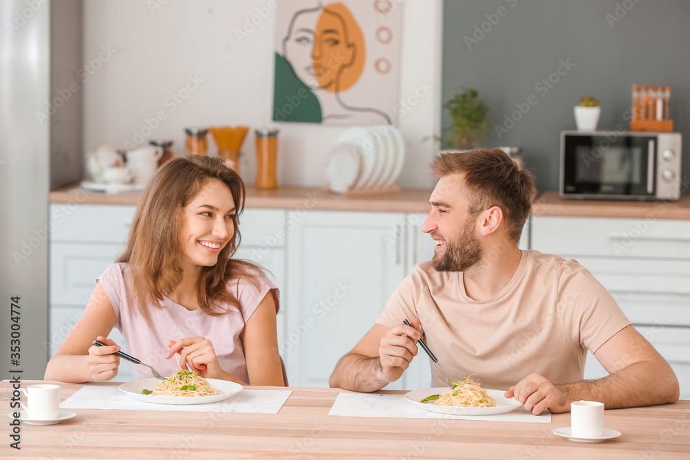 幸福的年轻夫妇在厨房吃午饭