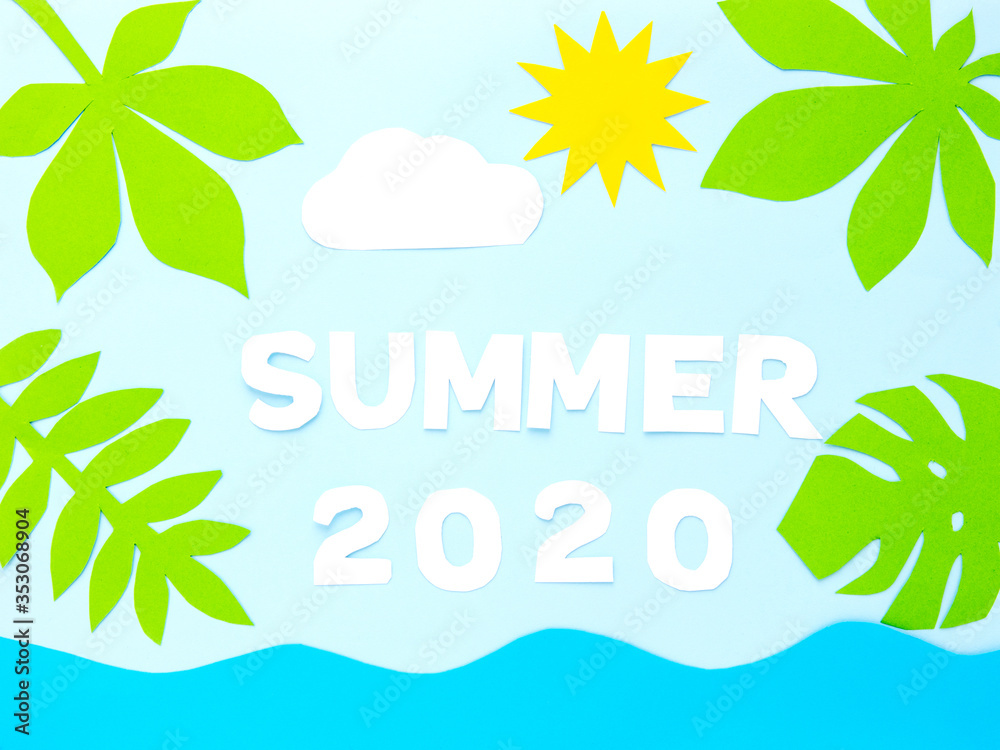 蓝色夏季背景上的剪纸字母组成的2020年夏季