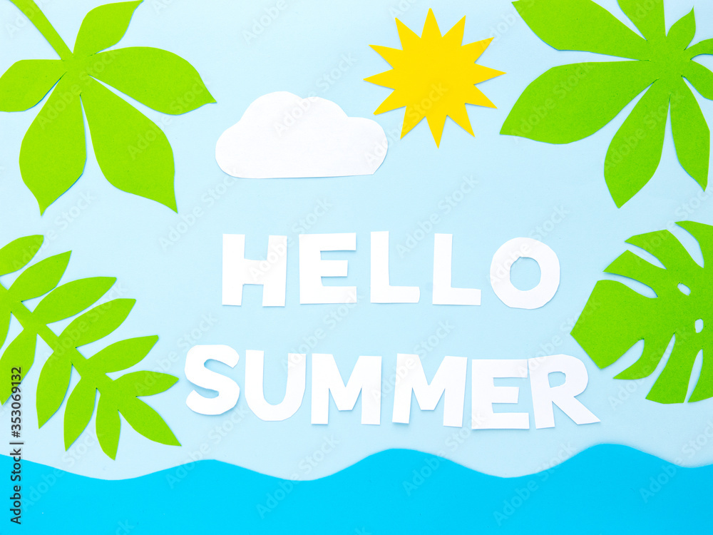 蓝色夏季背景上的剪纸字母组成的单词HELLO SUMMER