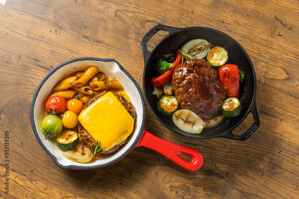 スキレットと焼きたてハンバーグステーキ　 American dish hamburger steak