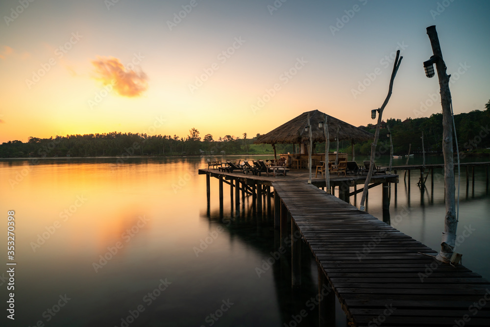 泰国Trat的Koh Mak，海上的木酒吧和日出天空晴朗的小屋。风景和旅行，