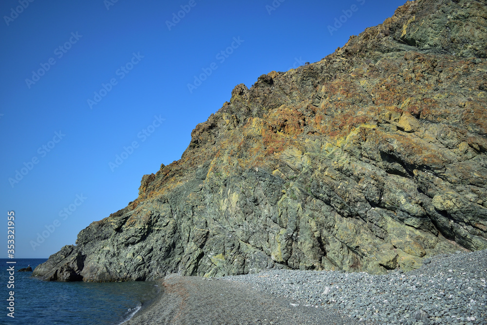 岩石海岸-爱琴海希腊萨莫特拉基岛Kipos海滩的花岗岩侵蚀