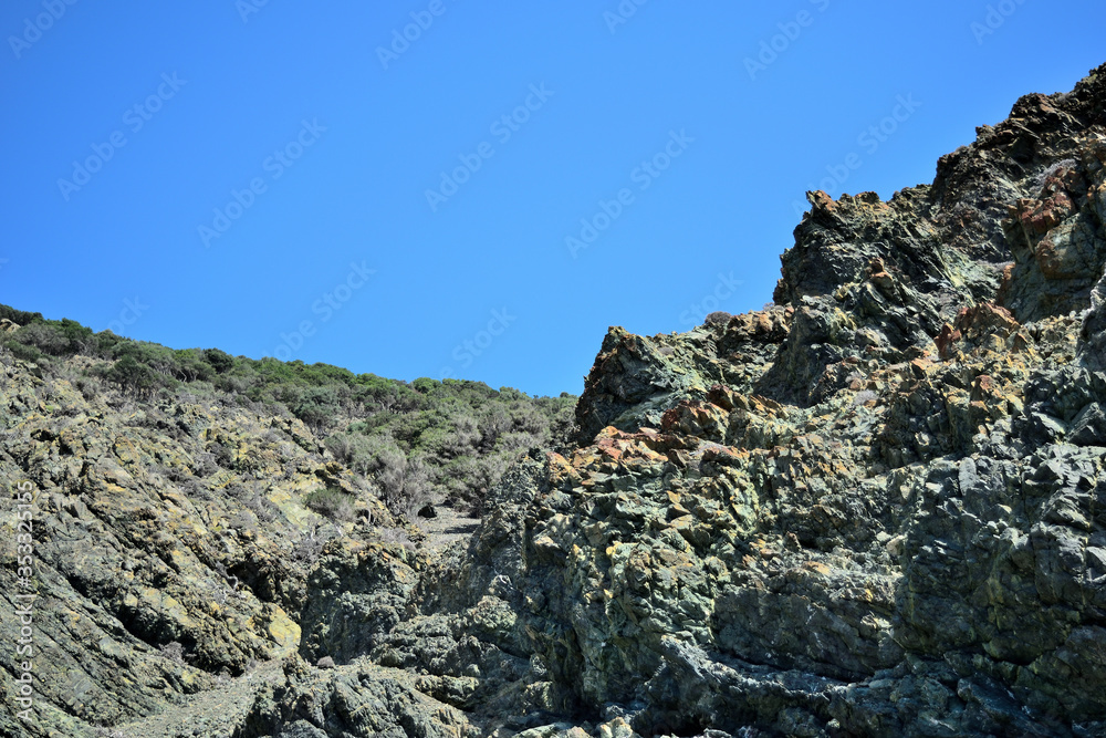 岩石海岸-希腊萨莫特拉基岛Kipos海滩的花岗岩侵蚀，爱琴海