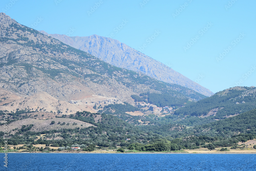 Saos山和海岸线的海景Chora地区-从渡轮上看Samothraki岛-希腊，A