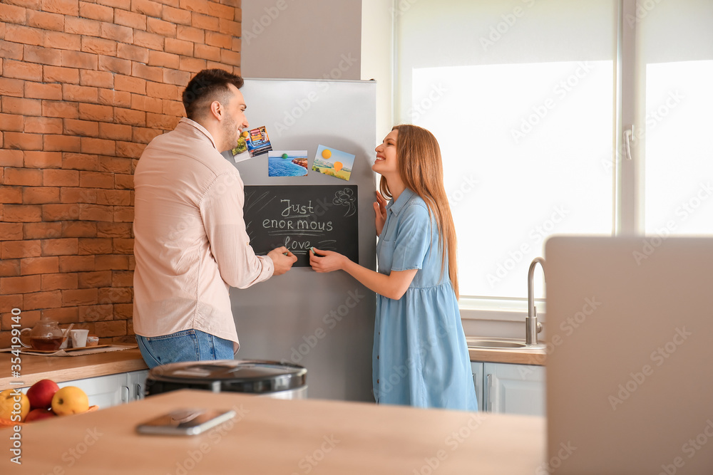 厨房冰箱黑板附近的幸福夫妇