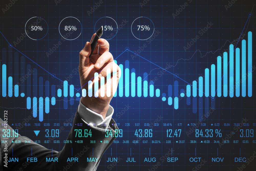 商人在蓝色虚拟屏幕上手绘股票图表。