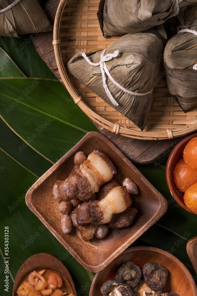 粽子，粽子——端午节绿叶背景下的传统中国食物，D