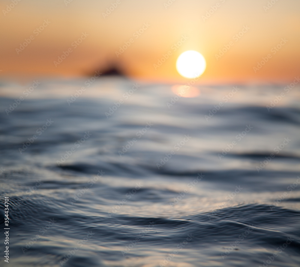 美丽的阳光照射在海面上。海浪，宏观。