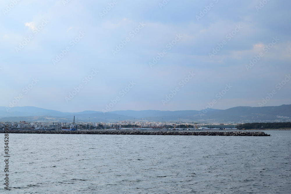 亚历山德鲁波利斯港入口处的多云海景