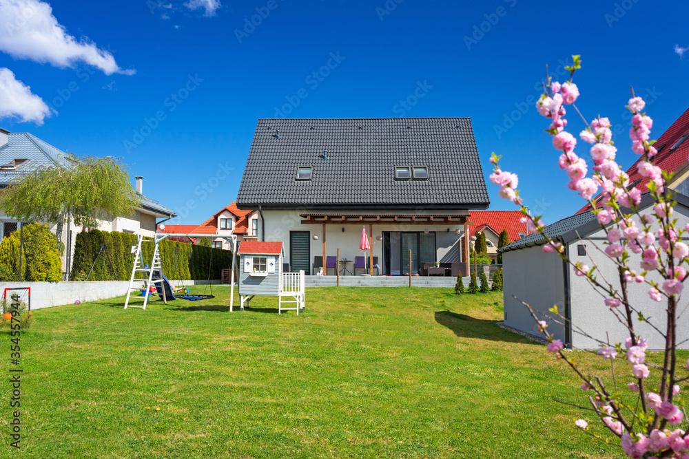 一栋带花园的现代独栋住宅，夏日美景尽收眼底