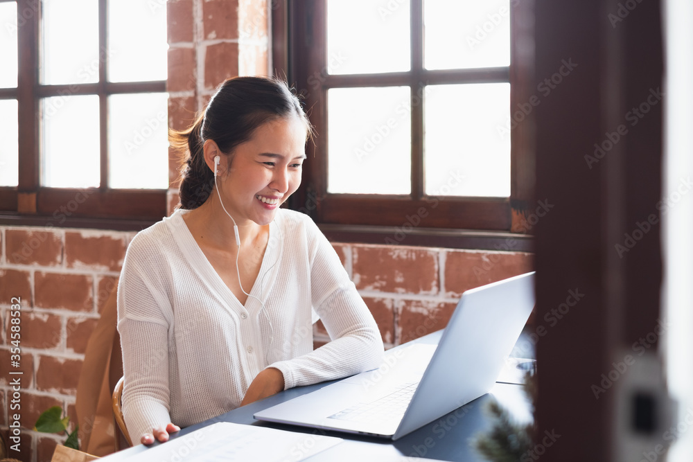 亚洲女性虚拟会议视频通话和在家办公