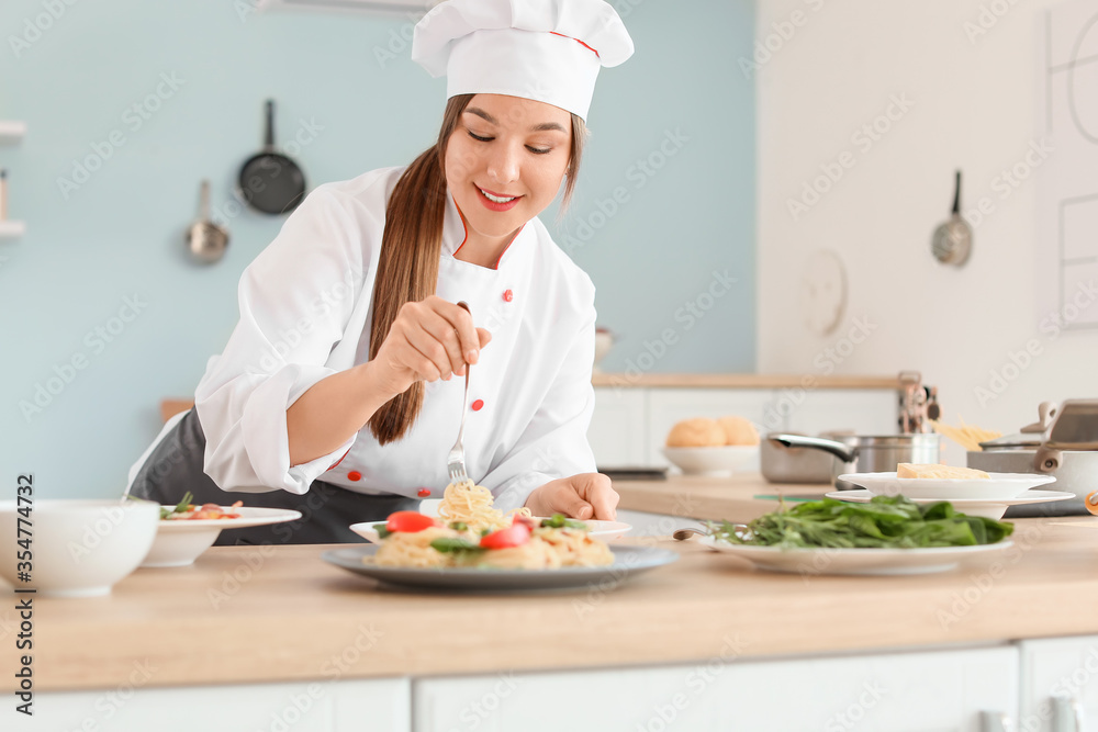 女厨师在厨房烹饪美味佳肴