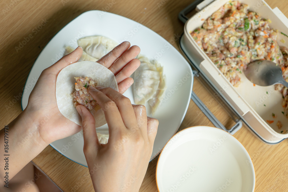 自制手工包饺子。