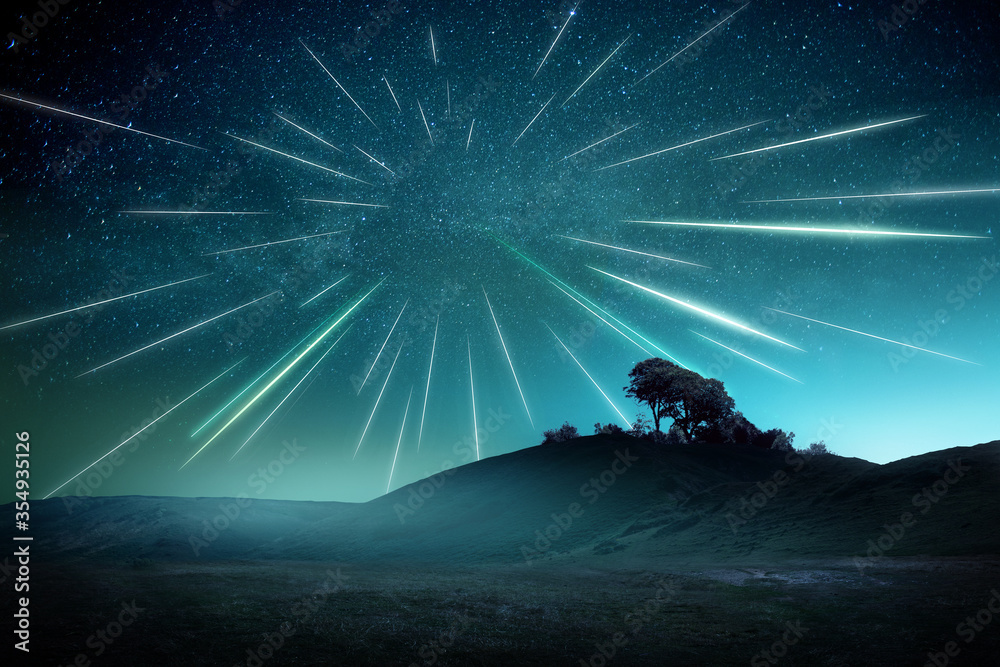 在一个雾蒙蒙的夜晚，一场巨大的流星雨，天空中布满条纹。流星景观天文