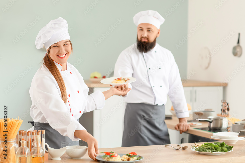 男女厨师在厨房做饭