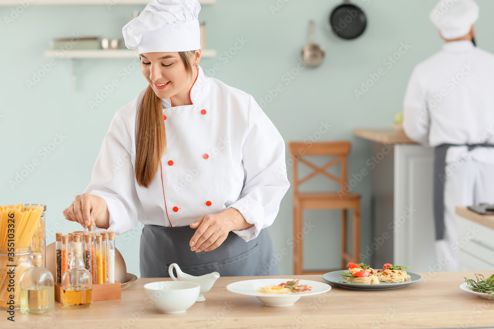 女厨师在厨房做饭