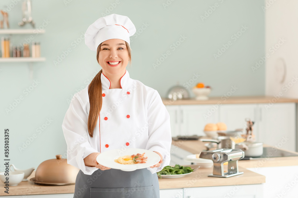 厨房里有美味菜肴的女厨师