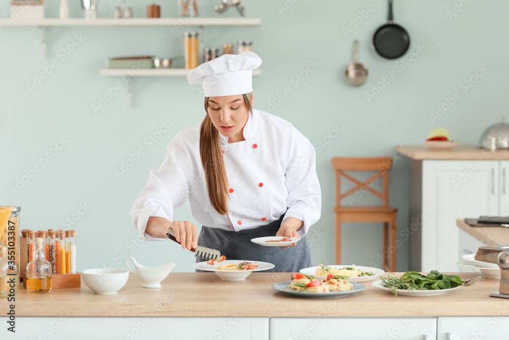 女厨师在厨房烹饪美味佳肴