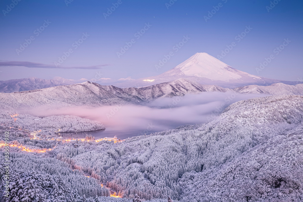 雪天的富士山和阿什湖