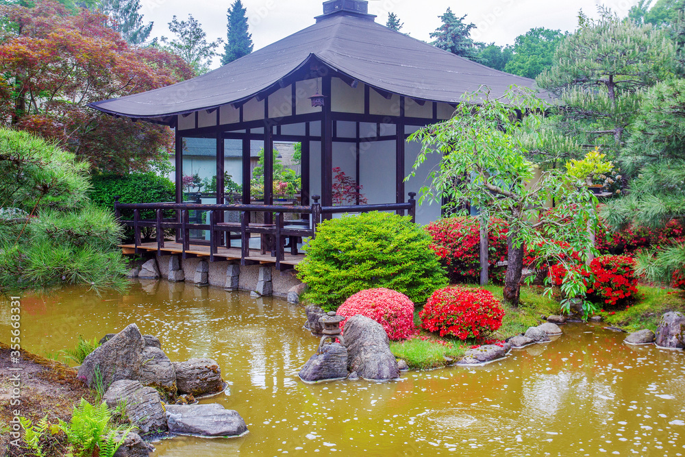 波茨坦日本花园中的池塘和宝塔建筑