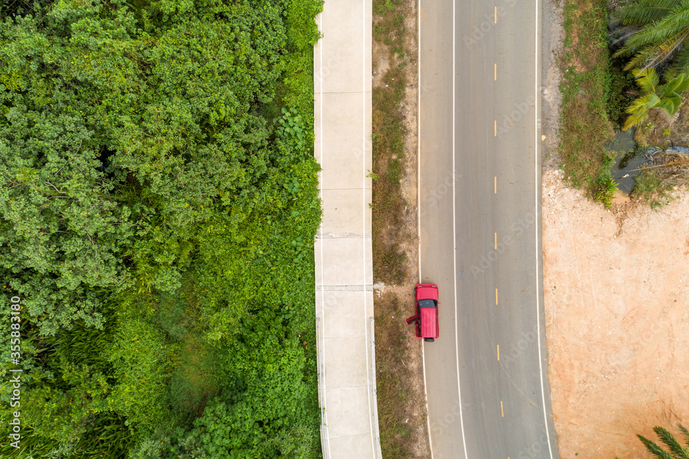 鸟瞰图，道路上红色suv汽车的俯视图。