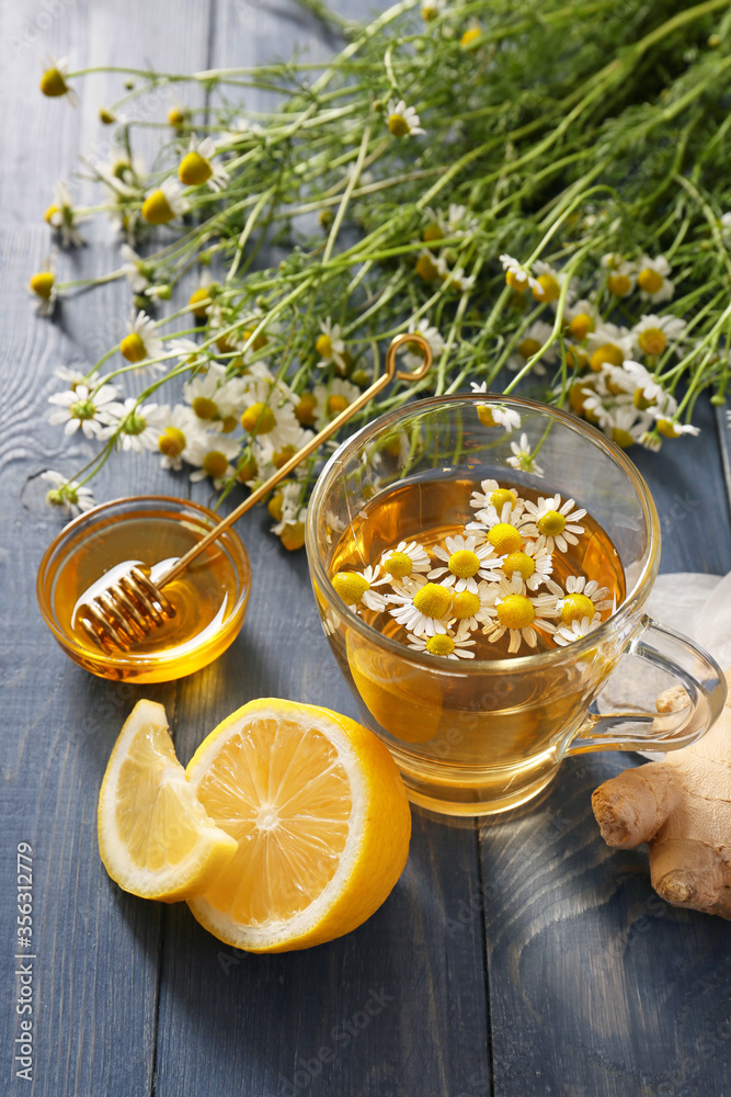 桌上有蜂蜜、柠檬和生姜的洋甘菊茶