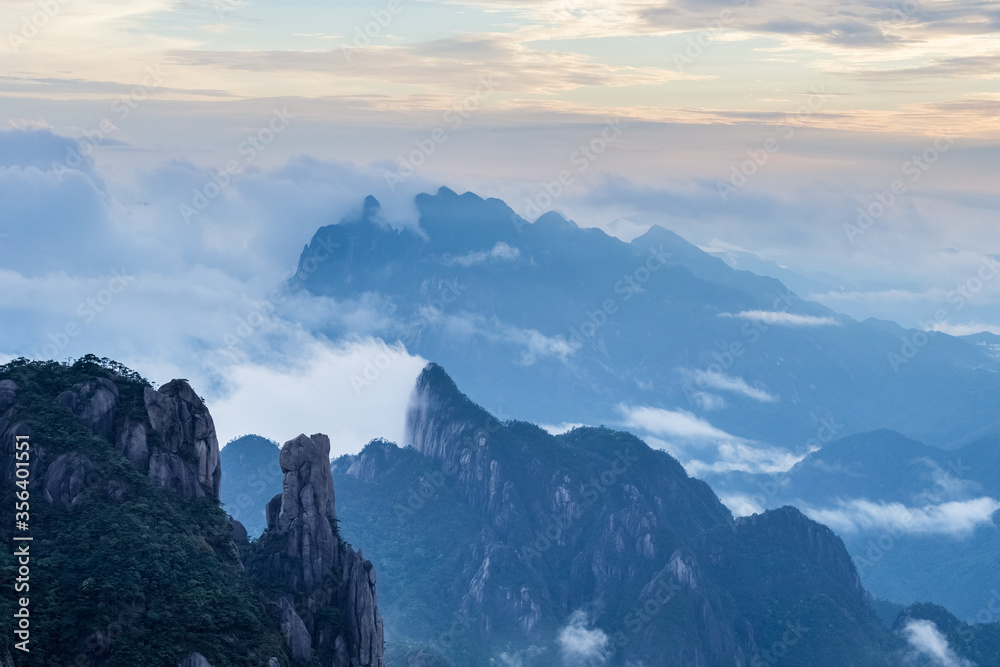 黄昏时美丽的三清山风景区